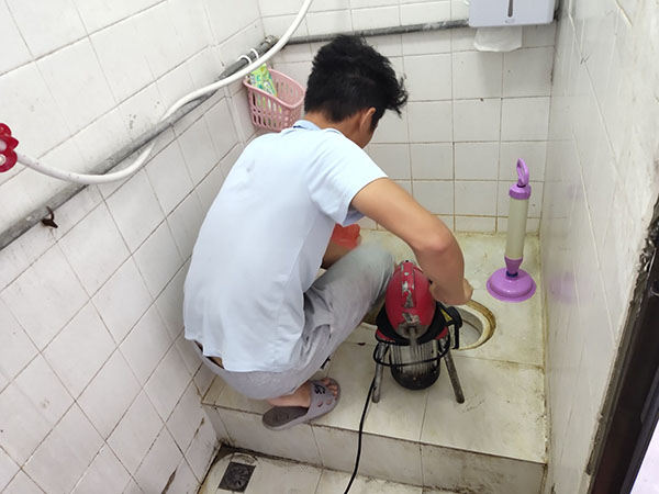 商州管道堵塞冒臭气 专业师傅现场解决问题